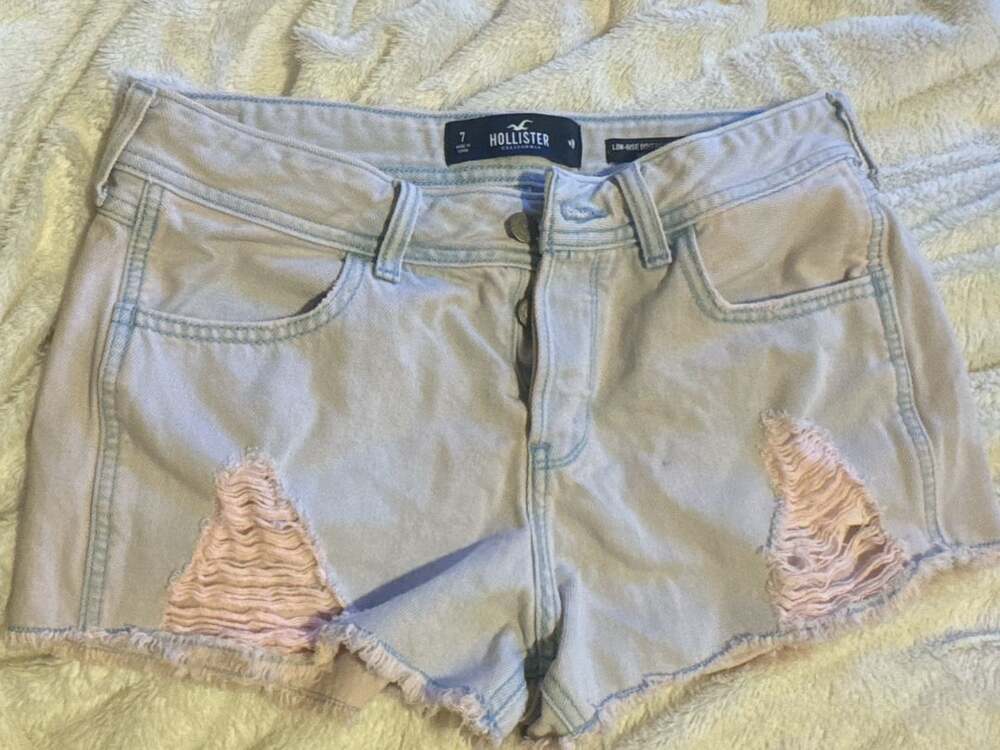 Hollister Low-Rise Boyfriend Short Size 7 Light Wash Pink Distressed